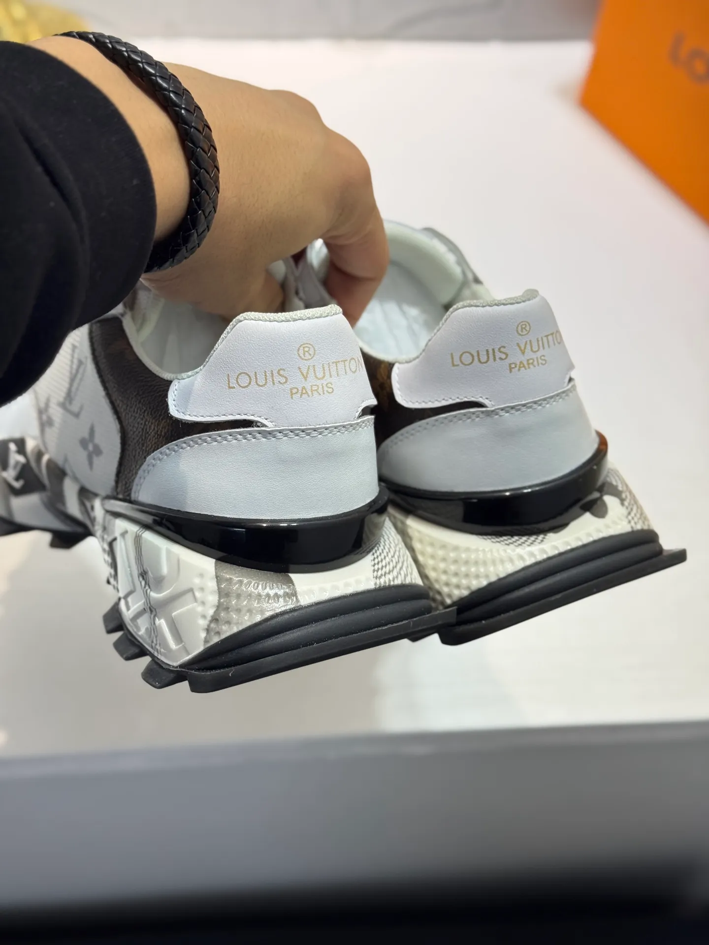 Men's shoes 💰440 [New style] 🐬🐬Top original order - Louis Vuitton®️ Trendy and fashionable yet low-key men's casual shoes, LV cowhide upper, comfortable and breathable, mesh lining, original rubber outsole, two colors available ~ a must-have for sportsmen. Size: 38-44 (45 customized